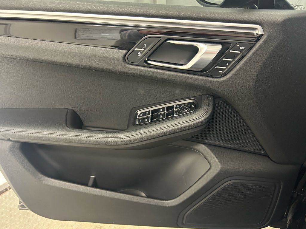 Certified 2023 Porsche Macan Turbo image 8