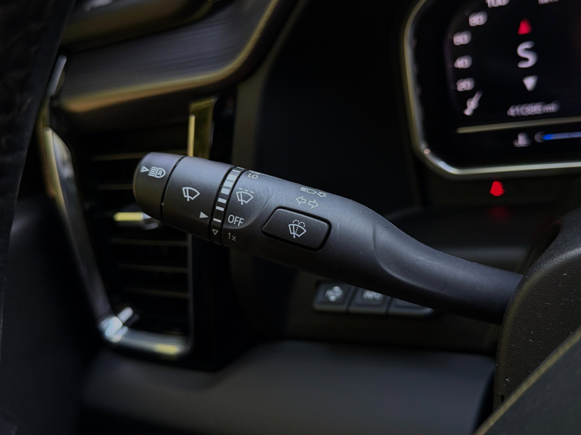 Used 2024 GMC Sierra 3500 Denali Ultimate AWD/4WD image 25