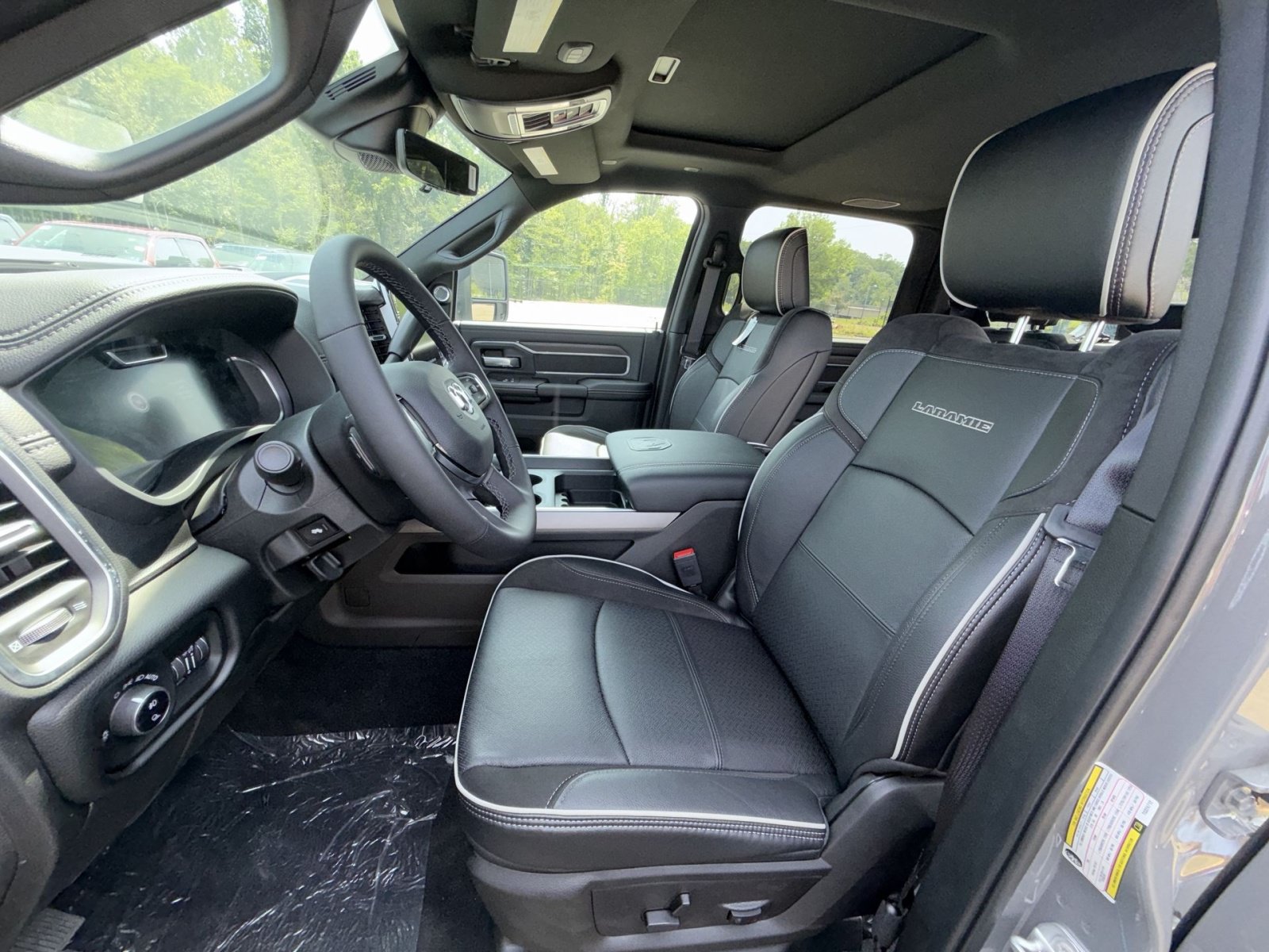 New 2026 RAM 2500 Laramie AWD/4WD image 13