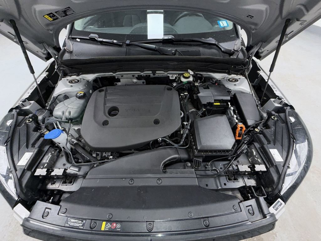 Used 2025 Volvo XC40 B5 Plus image 18