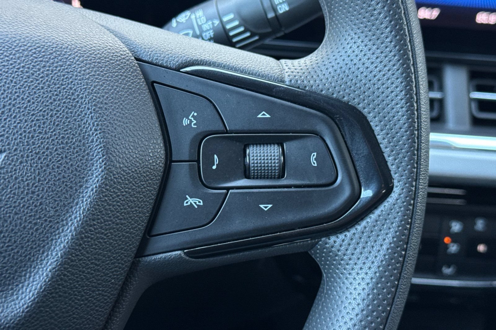 Used 2025 Chevrolet Trax LT FWD image 27