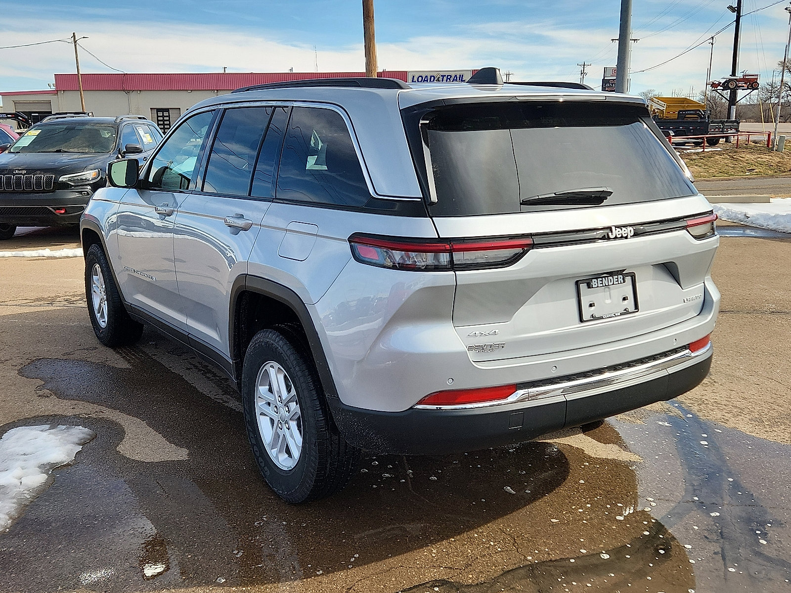 Used 2025 Jeep Grand Cherokee Laredo image 3