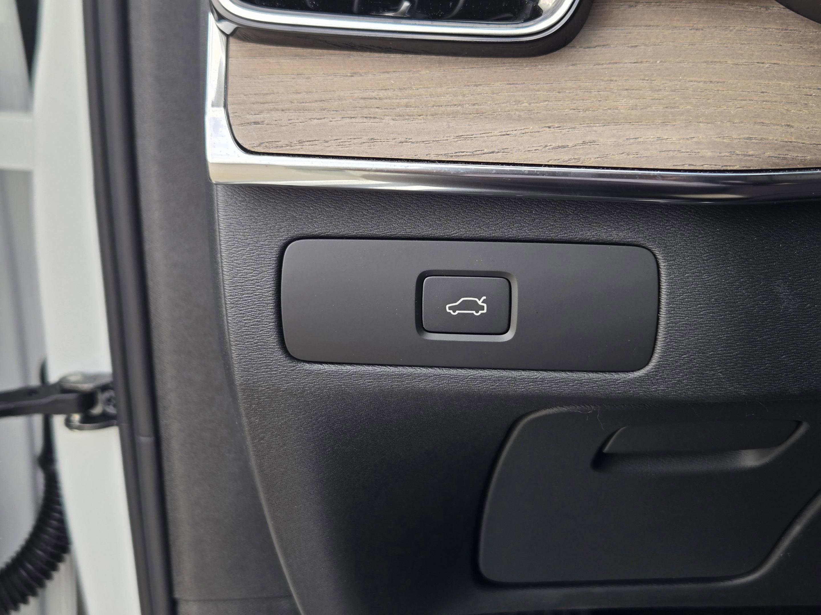 Used 2026 Volvo XC90 B5 Plus w/ Protection Package Premier image 18