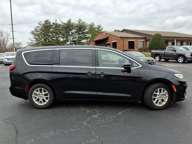 Used 2024 Chrysler Pacifica Touring-L image 2