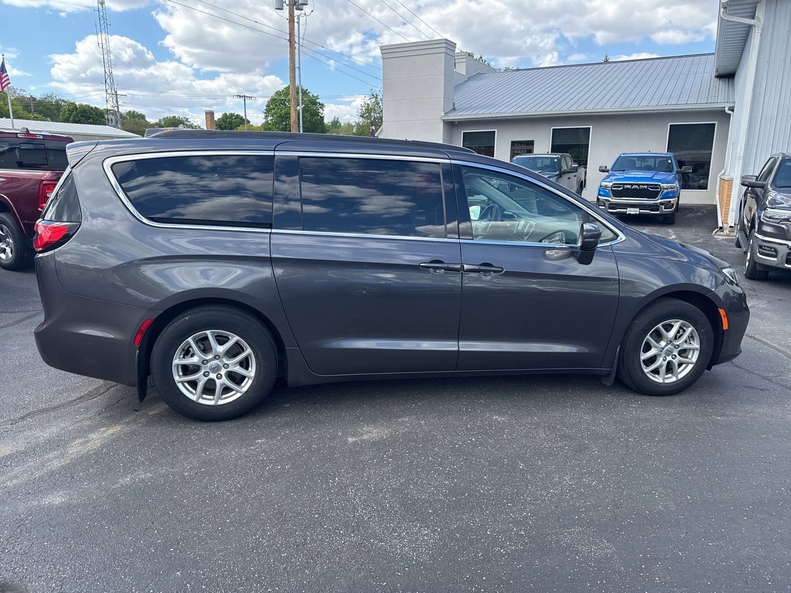 Used 2022 Chrysler Pacifica Touring-L FWD image 8