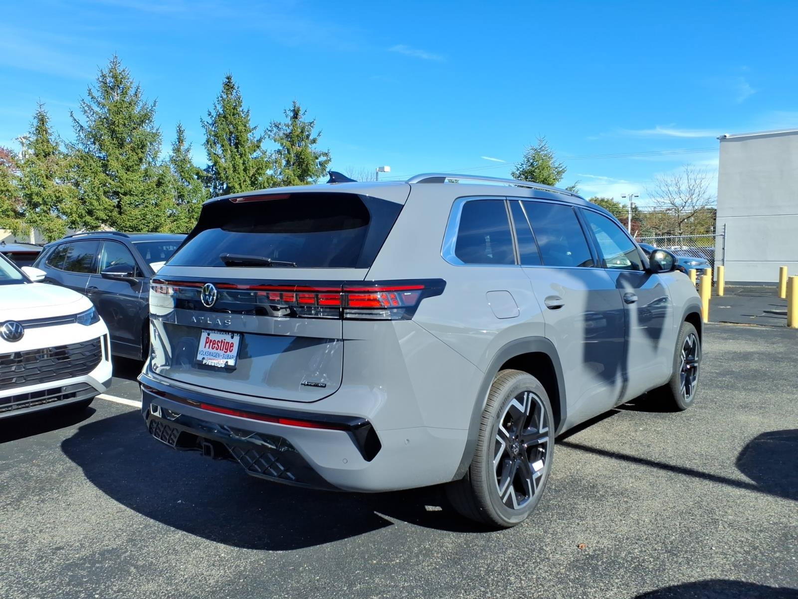 New 2027 Volkswagen Atlas SEL Premium R-Line AWD/4WD image 2