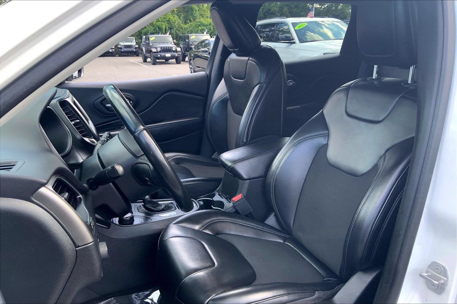 Used 2019 Jeep Cherokee Latitude Plus AWD/4WD image 8