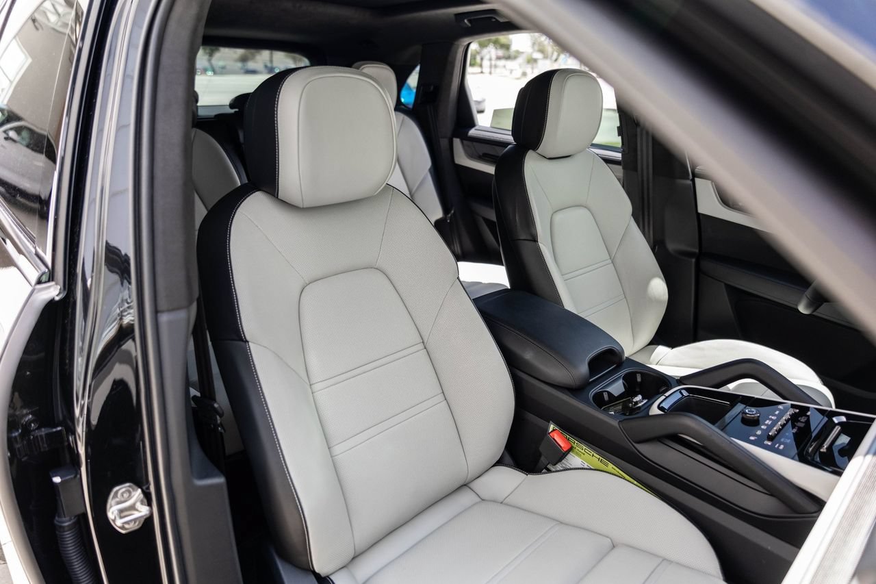 Used 2025 Porsche Cayenne Turbo AWD/4WD image 44