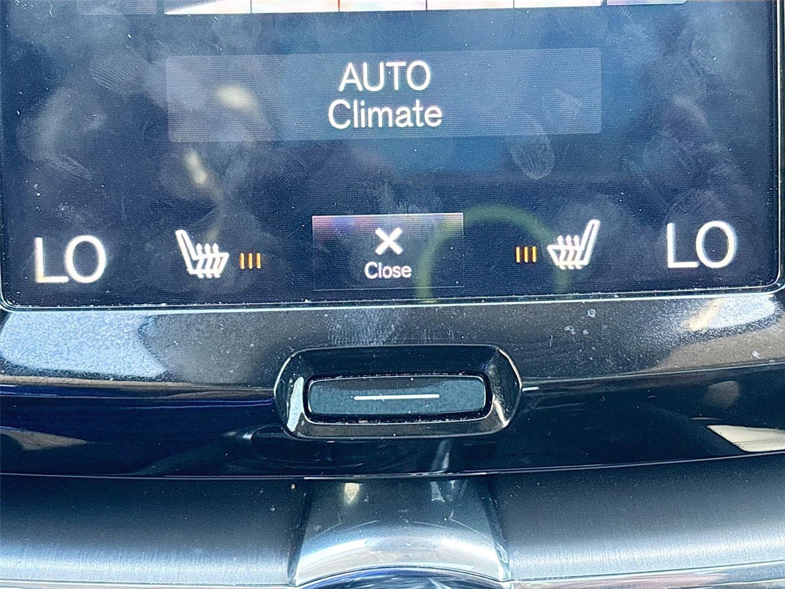 Used 2020 Volvo XC60 T6 Momentum AWD/4WD image 23