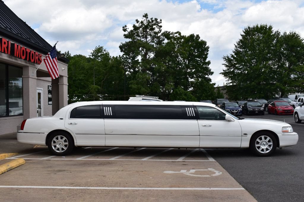 Used 2007 Lincoln Town Car Executive RWD image 9