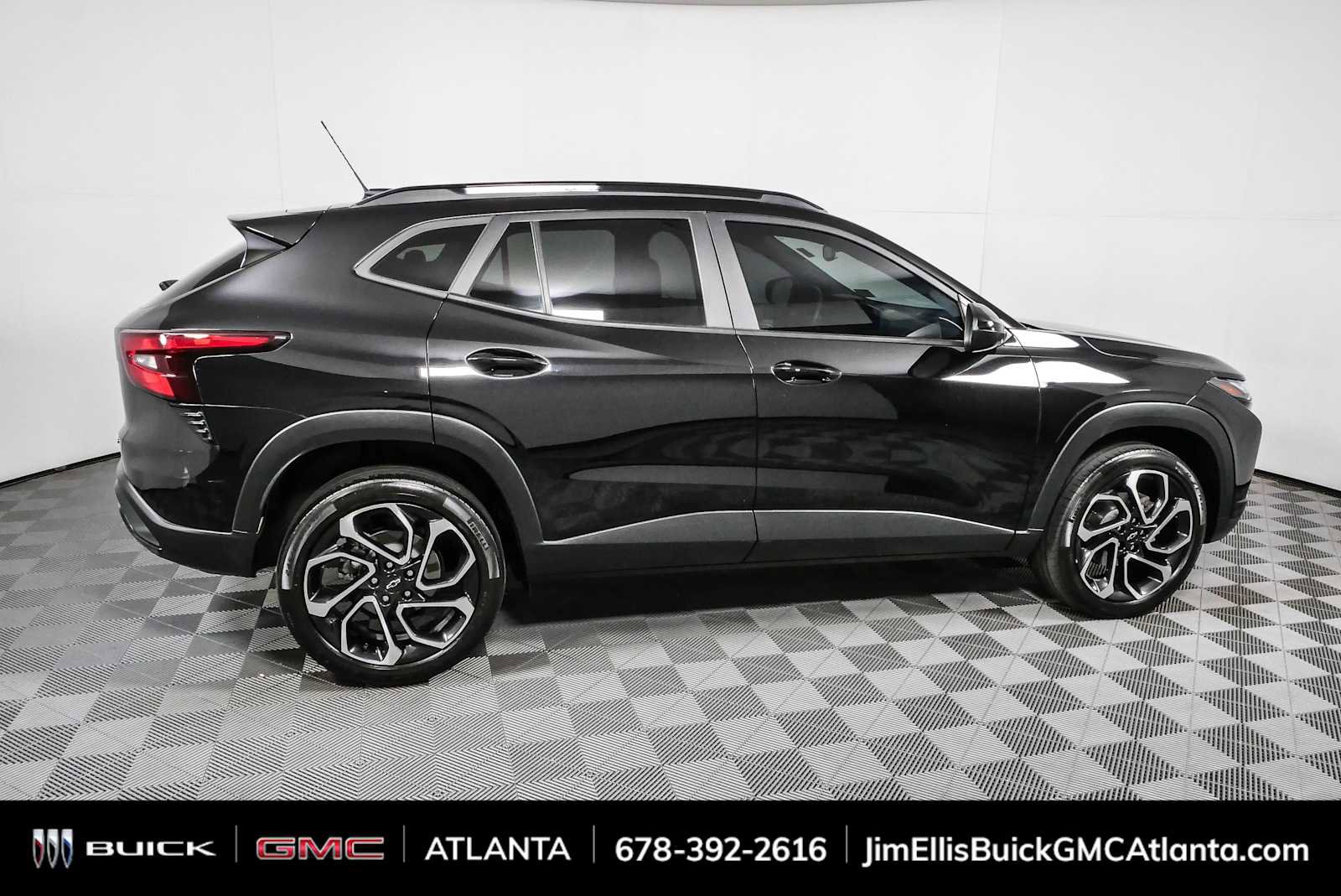 Used 2024 Chevrolet Trax RS w/ Driver Confidence Package FWD image 2