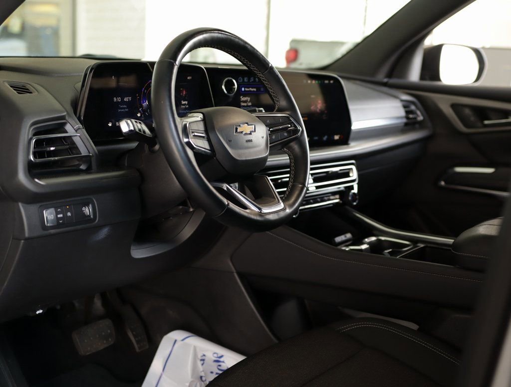 Used 2025 Chevrolet Traverse LT image 9