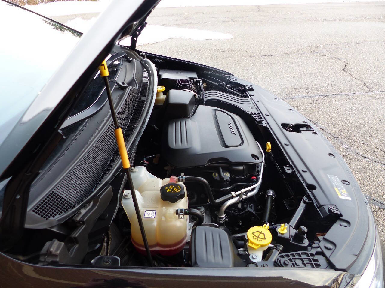 Used 2021 Chrysler Pacifica Touring w/ Uconnect Theater Family Group image 16