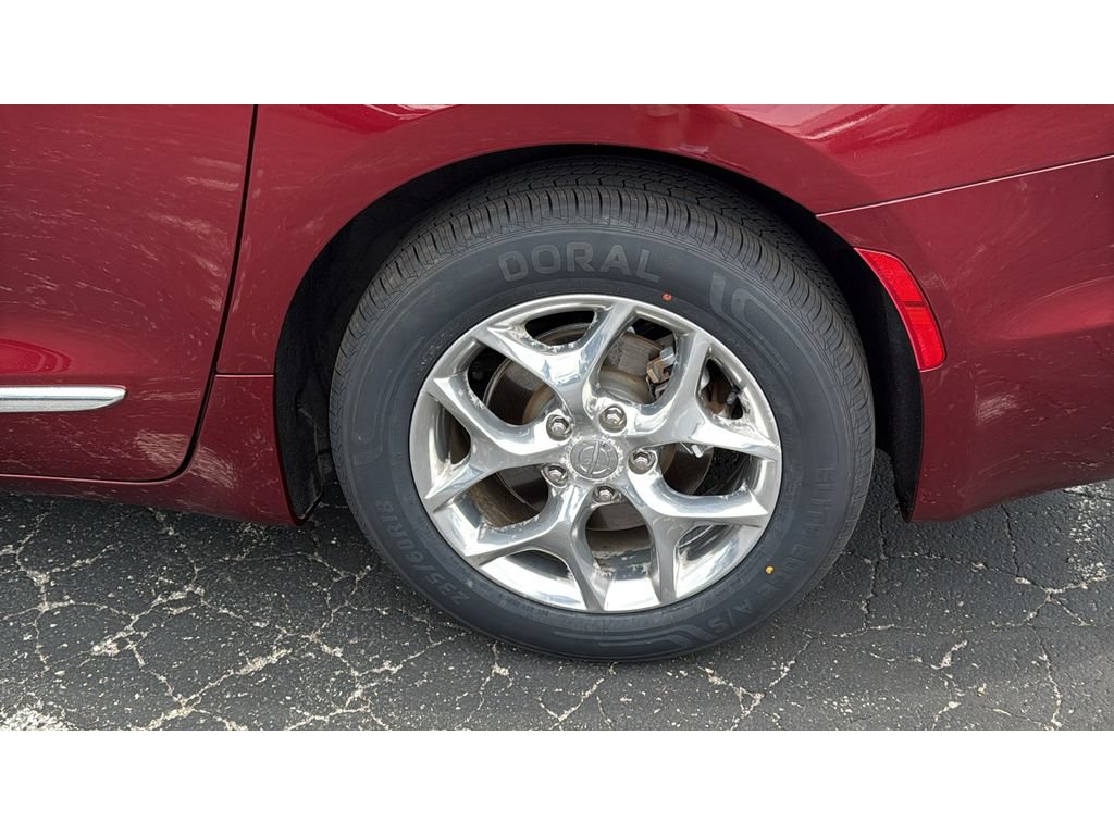 Used 2017 Chrysler Pacifica Limited w/ Advanced Safetytec Group FWD image 13