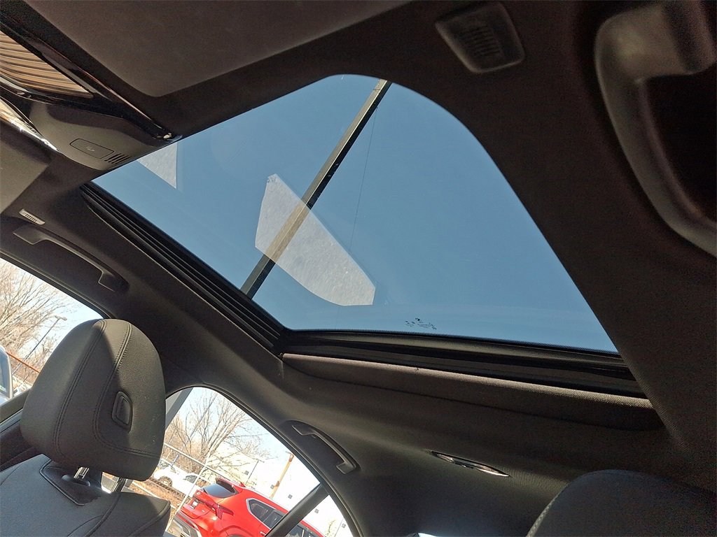 Used 2021 BMW 330i xDrive 330i xDrive w/ Convenience Package image 16