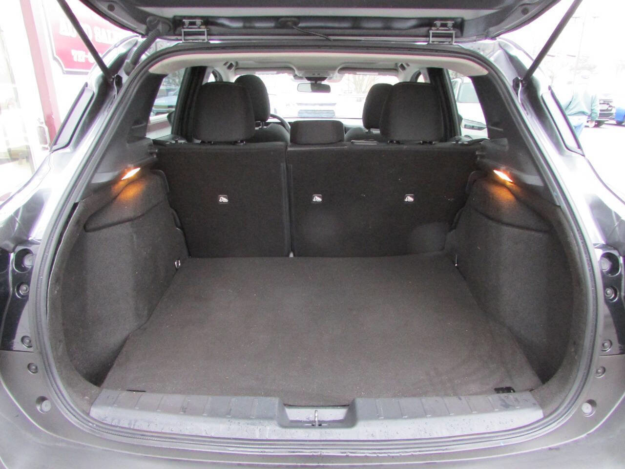 Used 2025 Nissan Kicks SV w/ SV Premium Package image 4