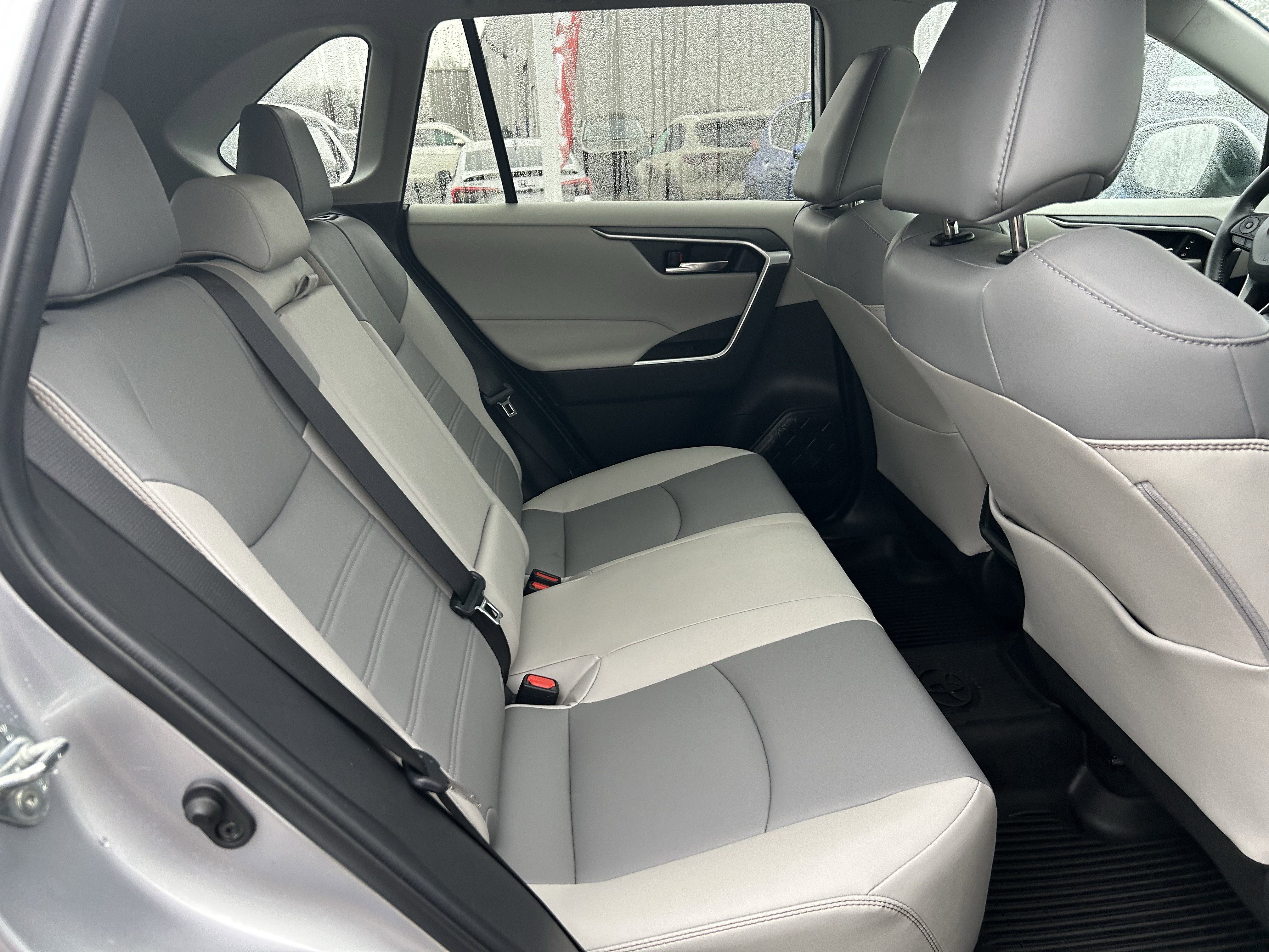 Used 2022 Toyota RAV4 XLE Premium image 25