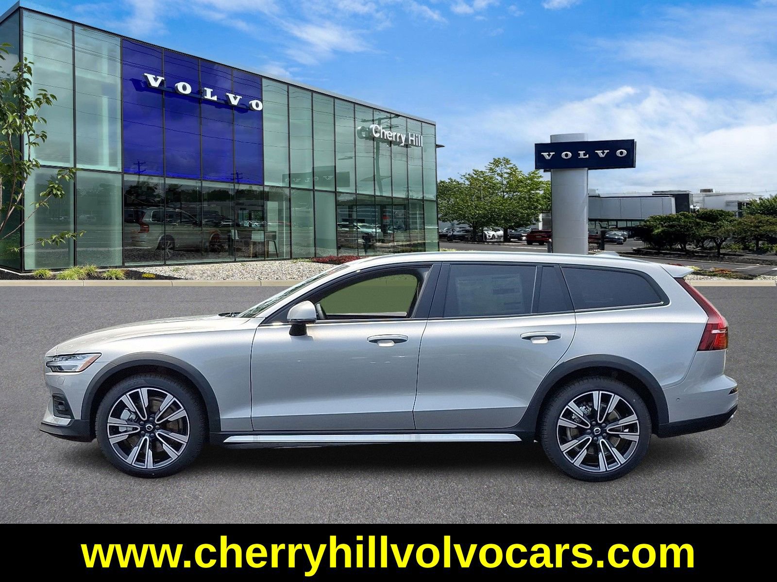 New 2025 Volvo V60 B5 Cross Country Ultra w/ Protection Package Premier image 4