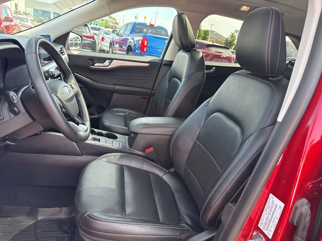 Used 2022 Ford Escape SEL w/ Technology Package FWD image 4