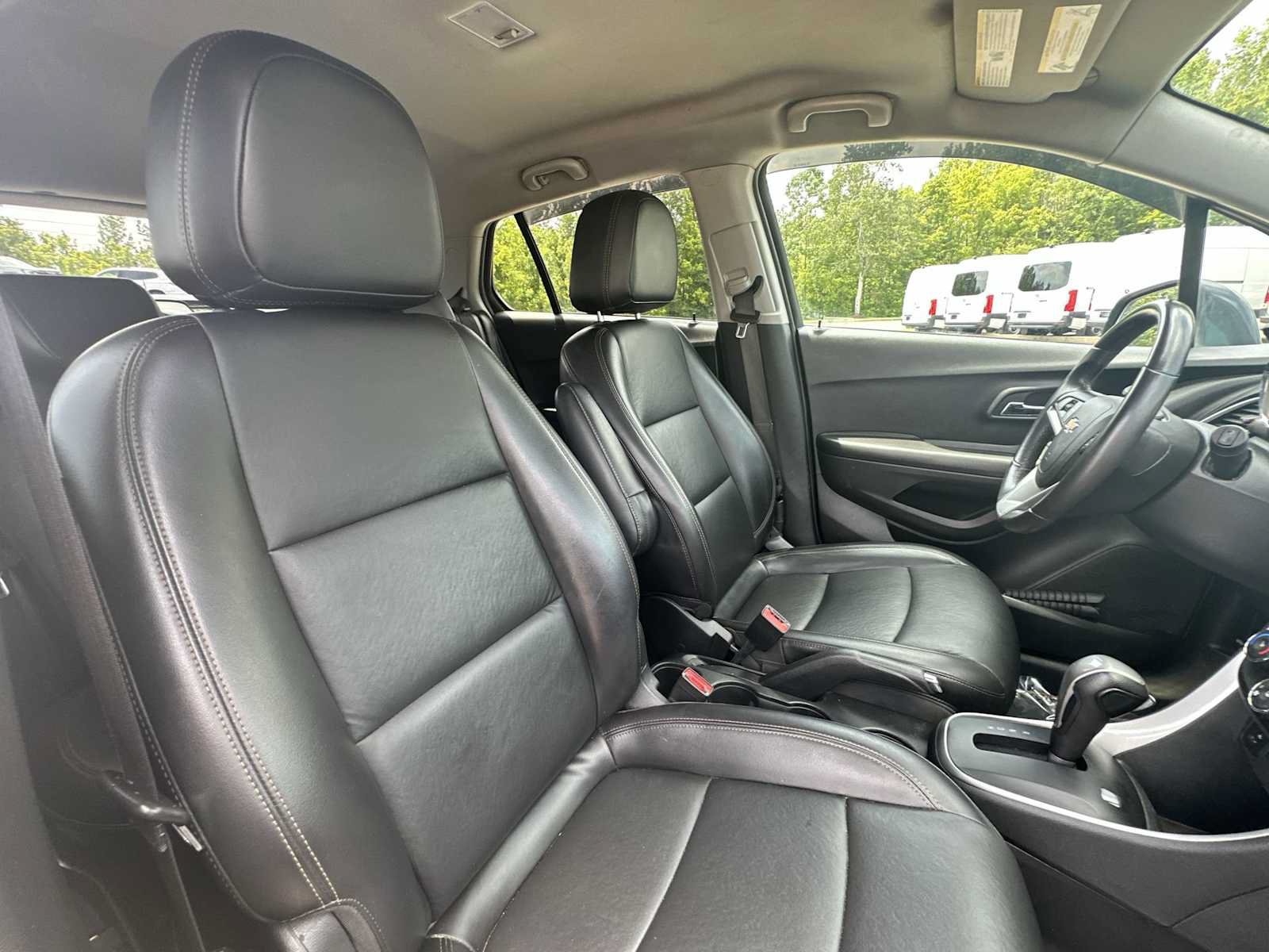 Used 2021 Chevrolet Trax LT w/ Premium Seat Package AWD/4WD image 23