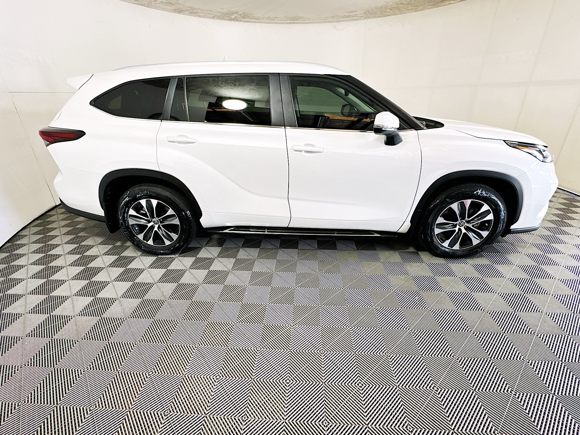 Certified 2025 Toyota Highlander XLE AWD/4WD image 2