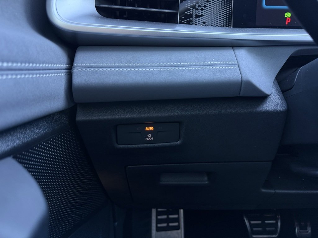 Used 2025 Volkswagen Tiguan SE R-Line image 13