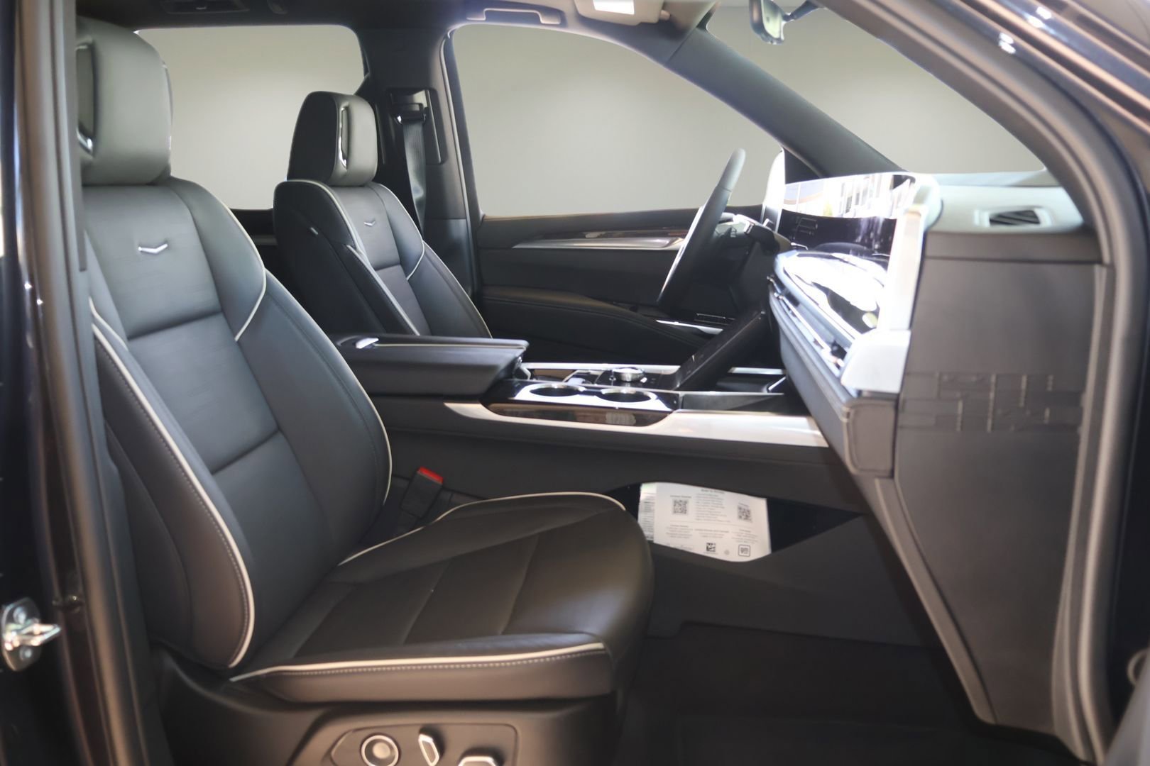 Certified 2025 Cadillac Escalade Premium Luxury AWD/4WD image 18
