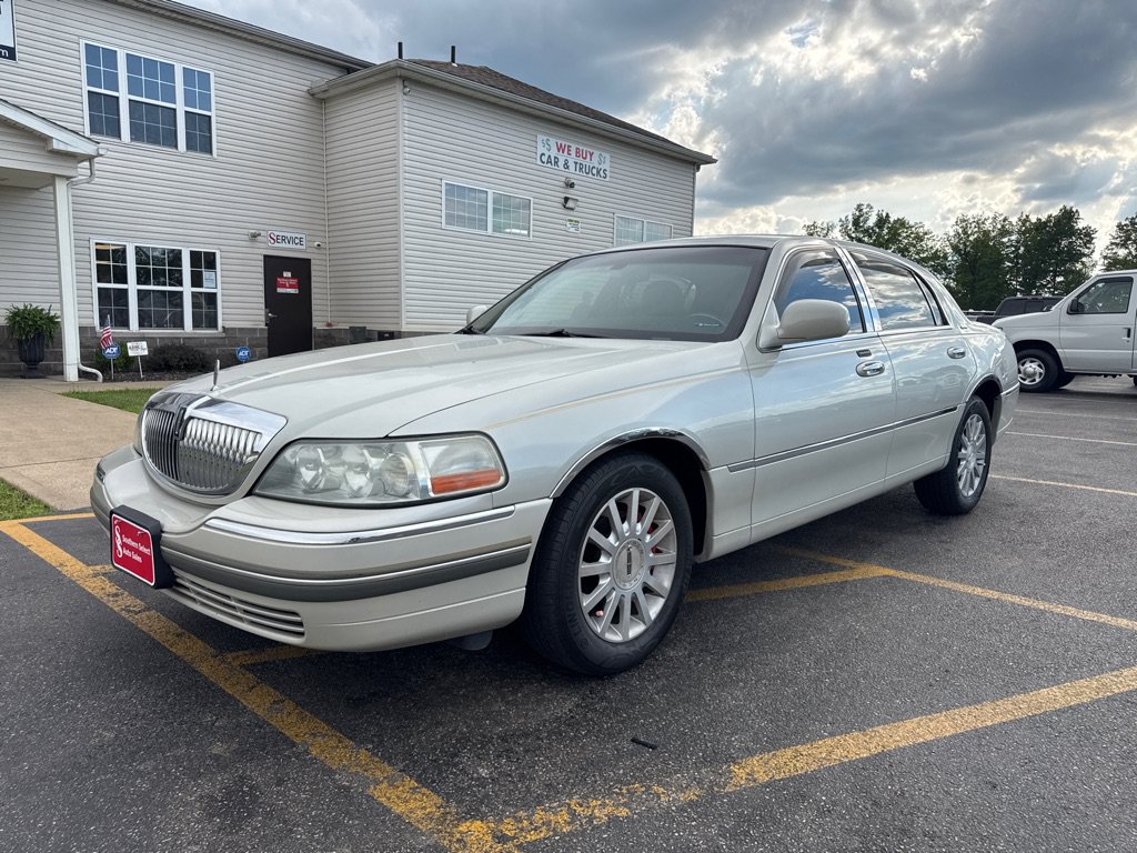 Used 2006 Lincoln Town Car Signature RWD image 2
