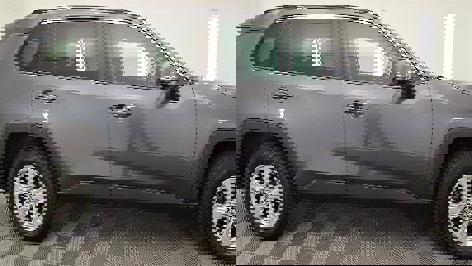Used 2020 Toyota RAV4 XLE image 5