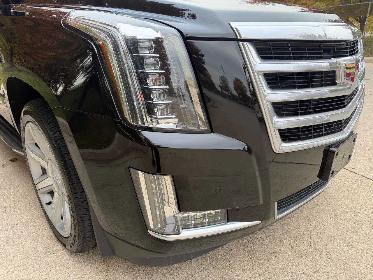 Used 2015 Cadillac Escalade Luxury image 11