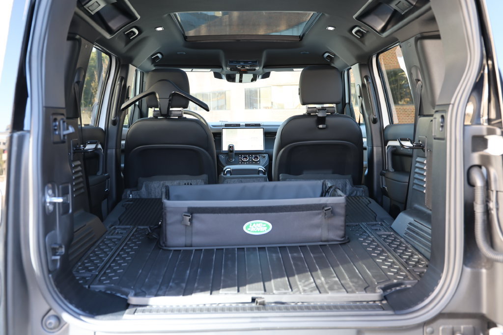New 2026 Land Rover Defender 110 X-Dynamic SE AWD/4WD image 8
