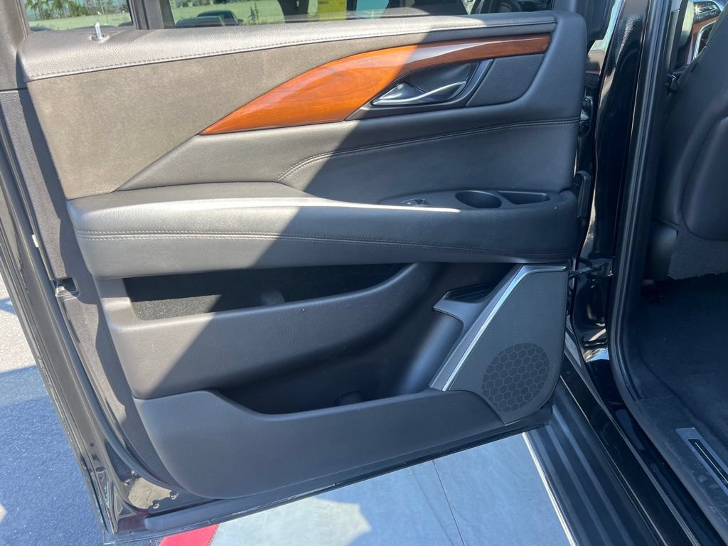 Used 2019 Cadillac Escalade ESV Luxury w/ Escalade Sport Edition AWD/4WD image 29