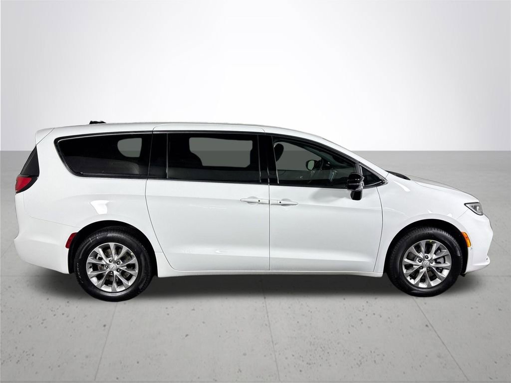 New 2026 Chrysler Pacifica Select AWD/4WD image 5