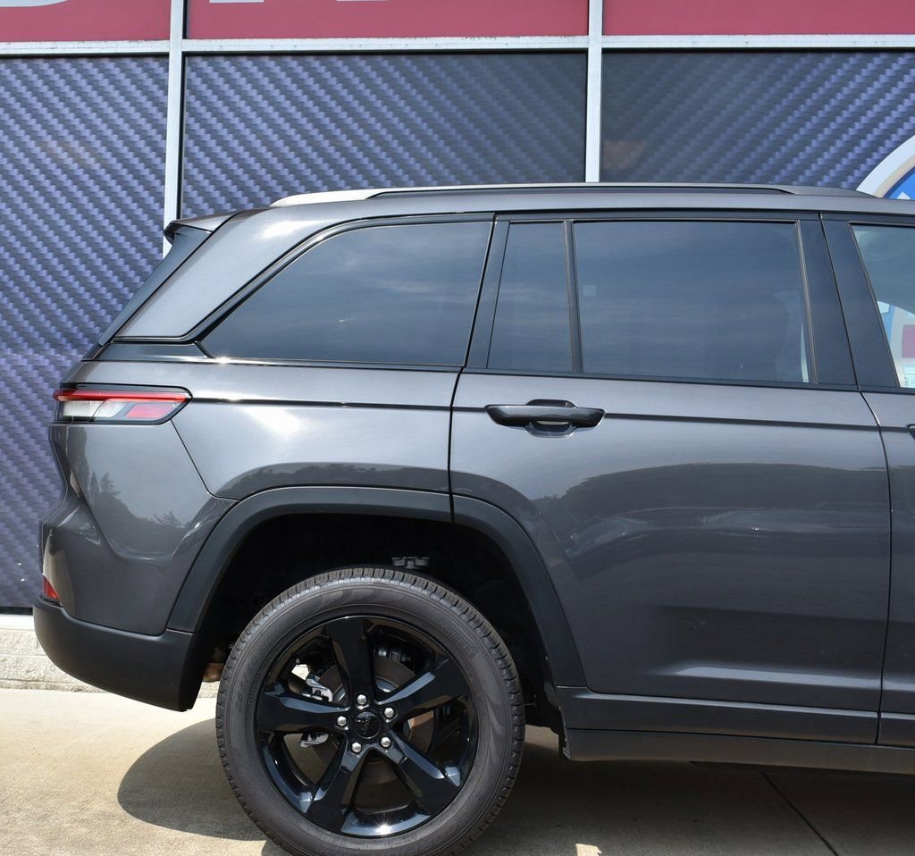 Used 2025 Jeep Grand Cherokee Limited w/ Black Appearance Package image 4