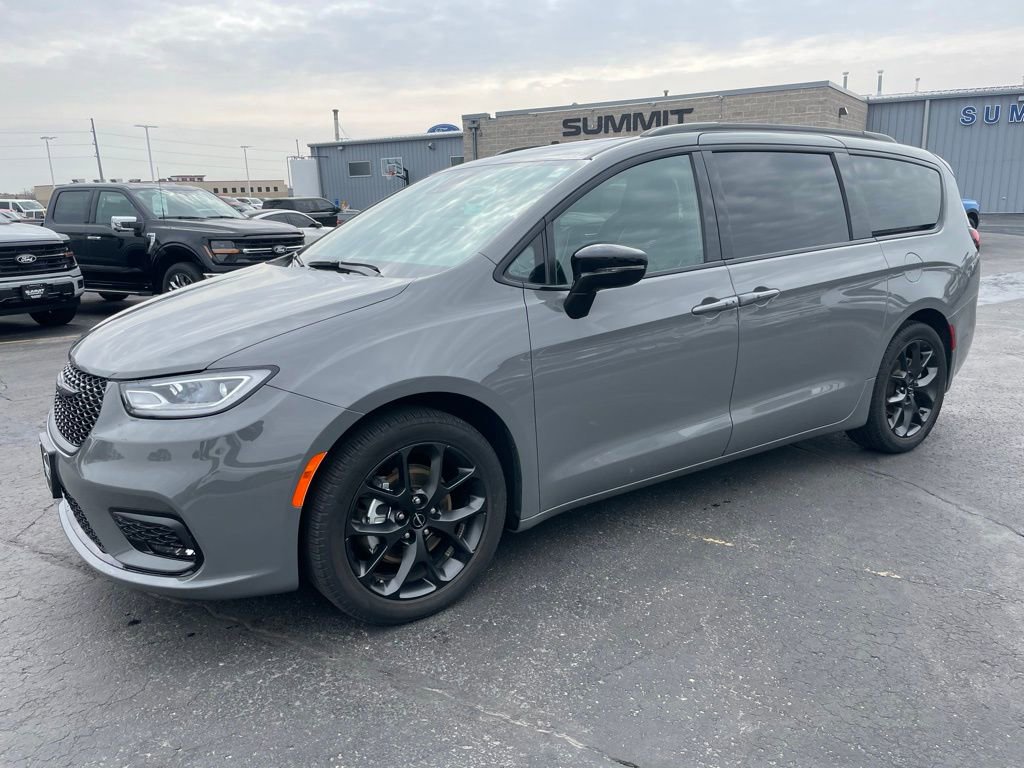 Used 2025 Chrysler Pacifica Limited image 6