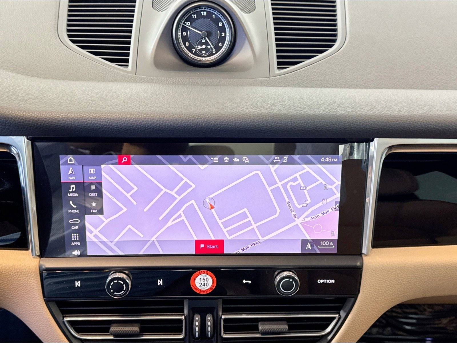 Certified 2025 Porsche Macan image 17