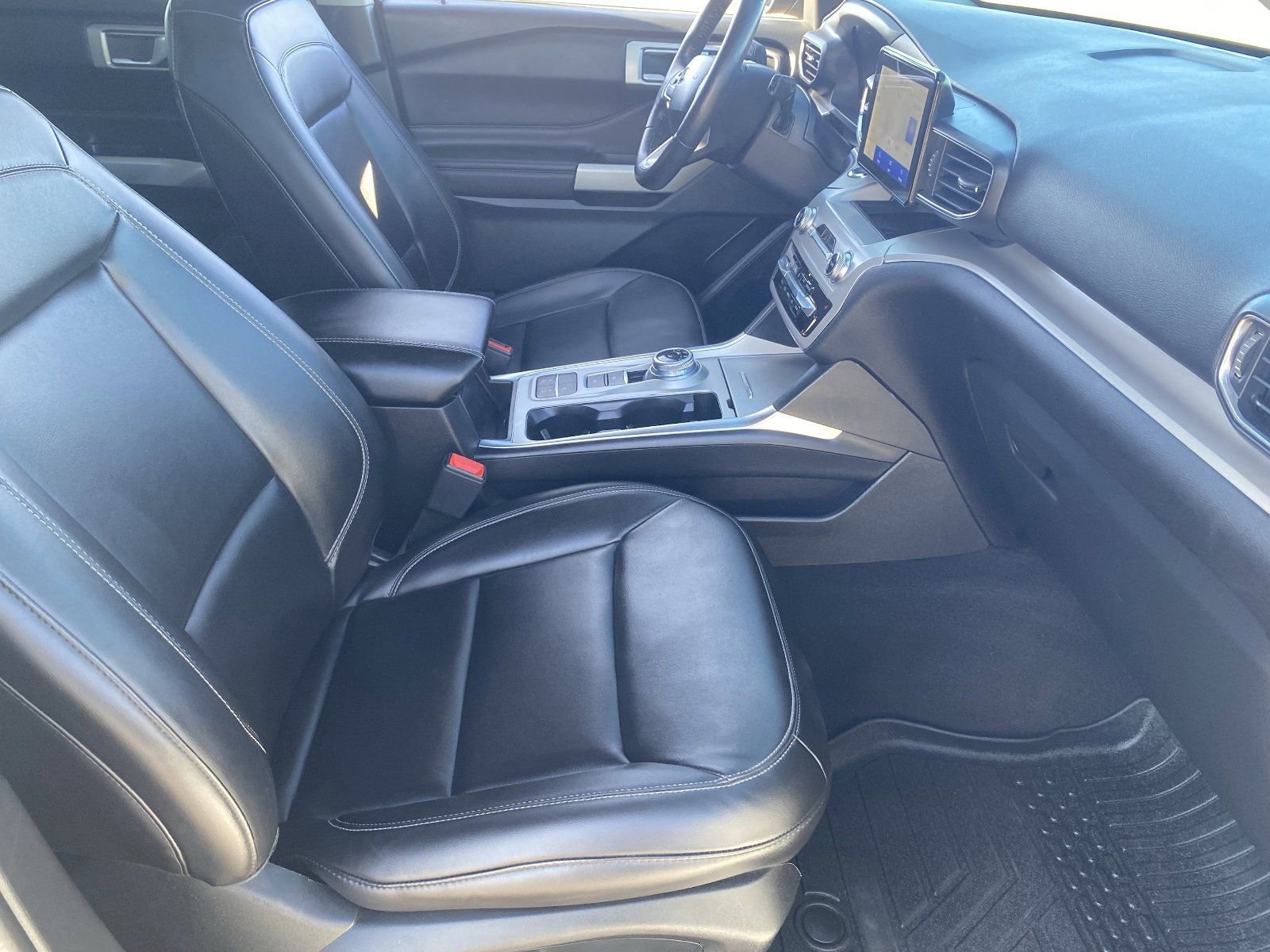 Used 2023 Ford Explorer XLT w/ Equipment Group 202A RWD image 11