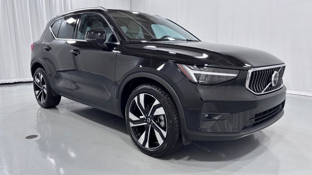 Certified 2023 Volvo XC40 B5 Ultimate w/ Protection Package Premier AWD/4WD image 4