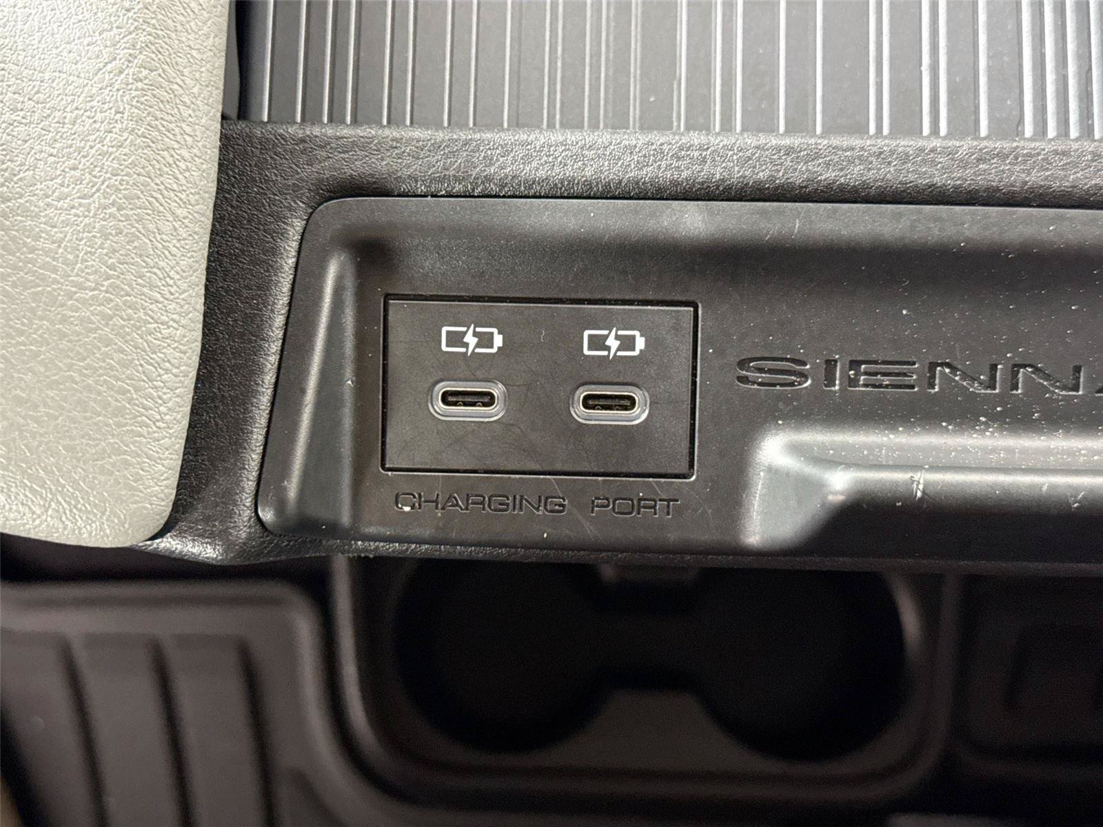 Certified 2026 Toyota Sienna LE FWD image 33