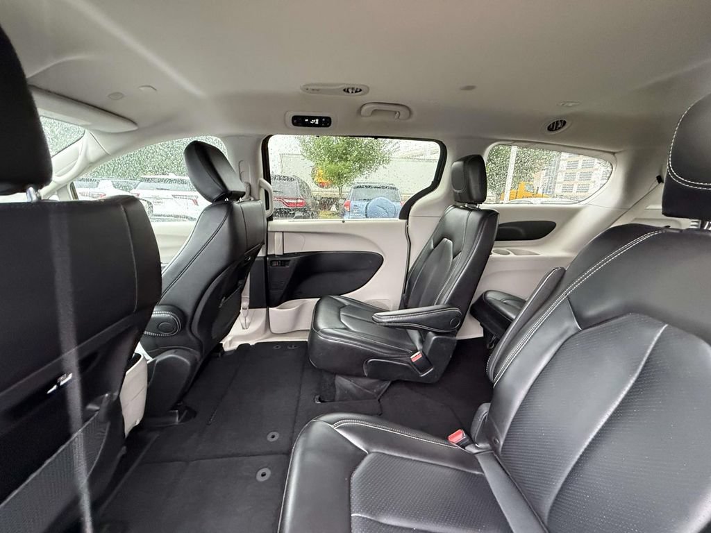 Used 2023 Chrysler Pacifica Touring-L FWD image 17