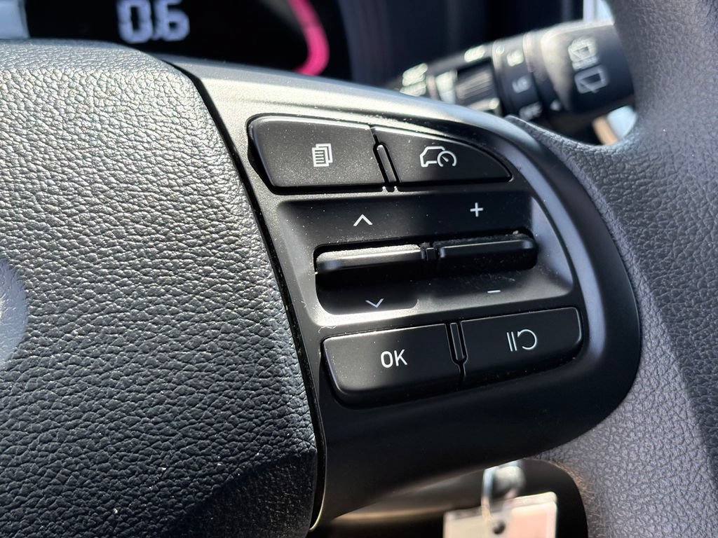 Used 2025 Hyundai Venue SE FWD image 14