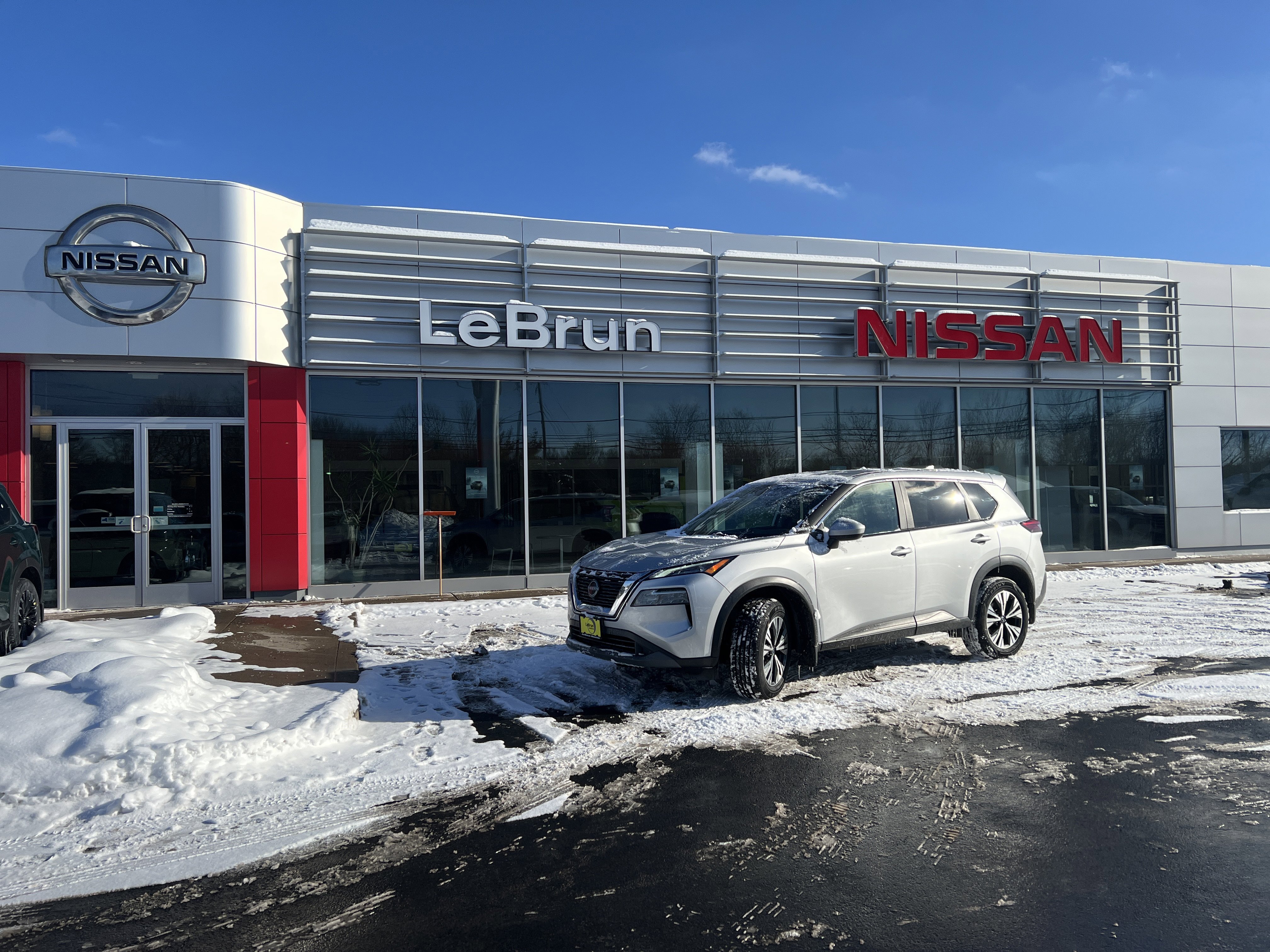Used 2023 Nissan Rogue SV image 1