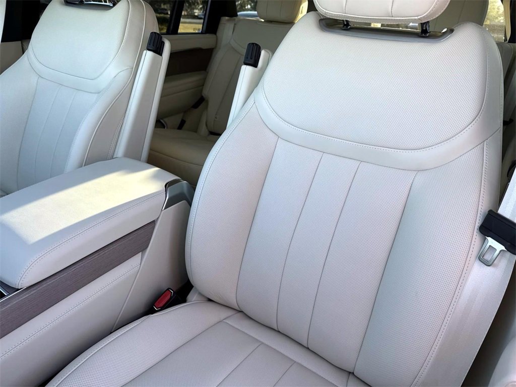 New 2026 Land Rover Range Rover Long Wheelbase SE image 17