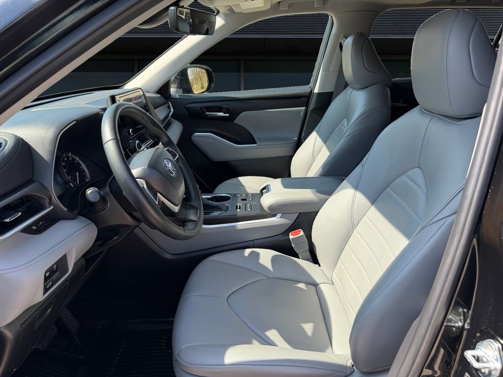Used 2023 Toyota Highlander XLE image 17