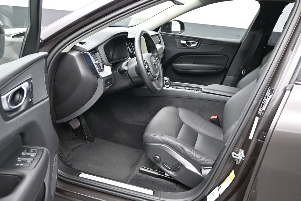Used 2025 Volvo XC60 B5 Plus w/ Climate Package AWD/4WD image 9