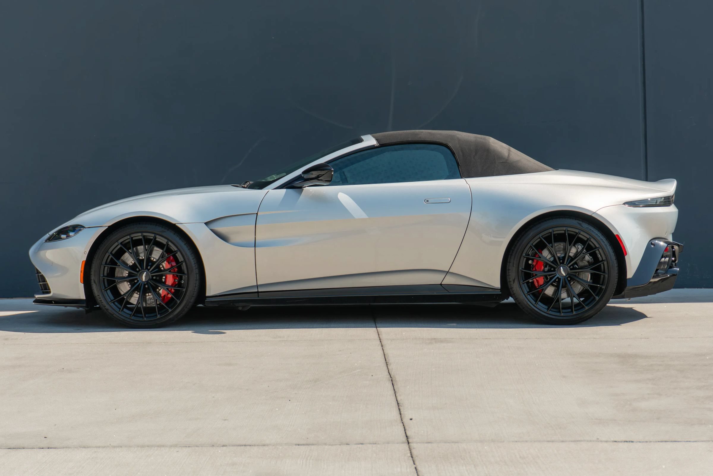 Used 2022 Aston Martin V8 Vantage Roadster RWD image 2