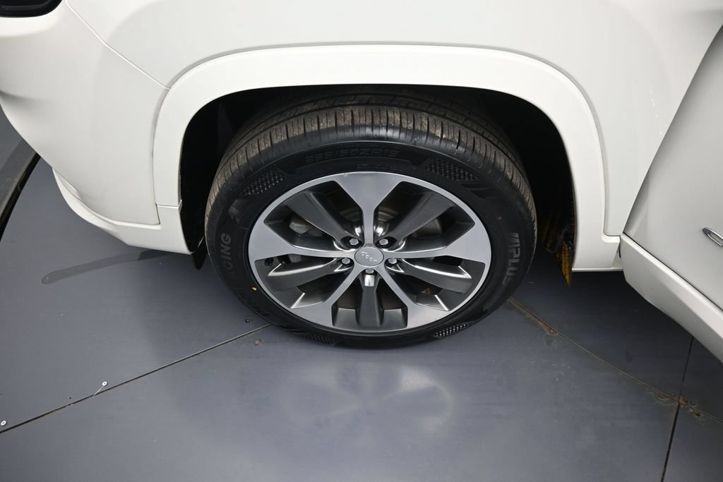 Used 2019 Jeep Cherokee Overland AWD/4WD image 36