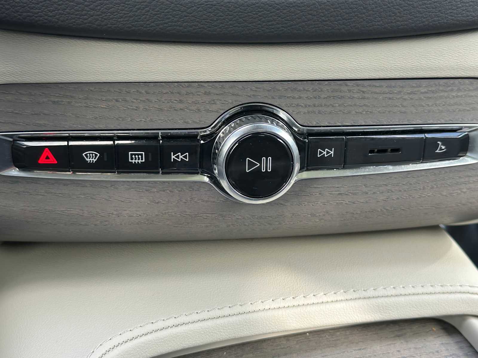 Used 2025 Volvo XC90 B6 Ultra w/ Lounge Package image 33