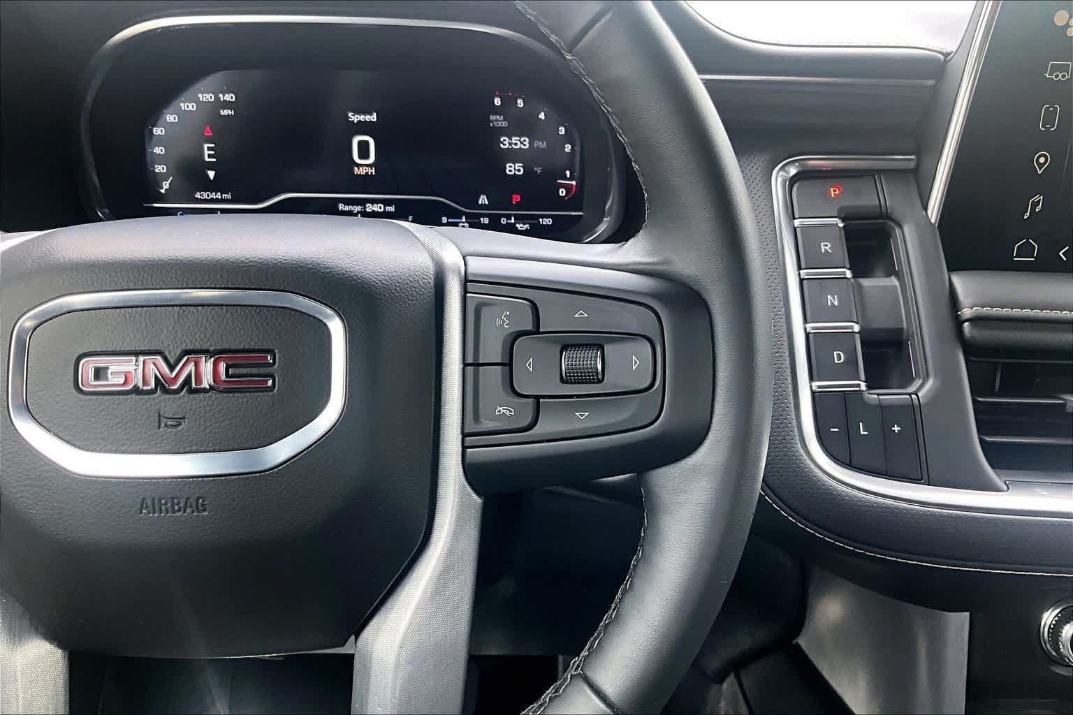 Used 2024 GMC Yukon SLT w/ SLT Luxury Package RWD image 22