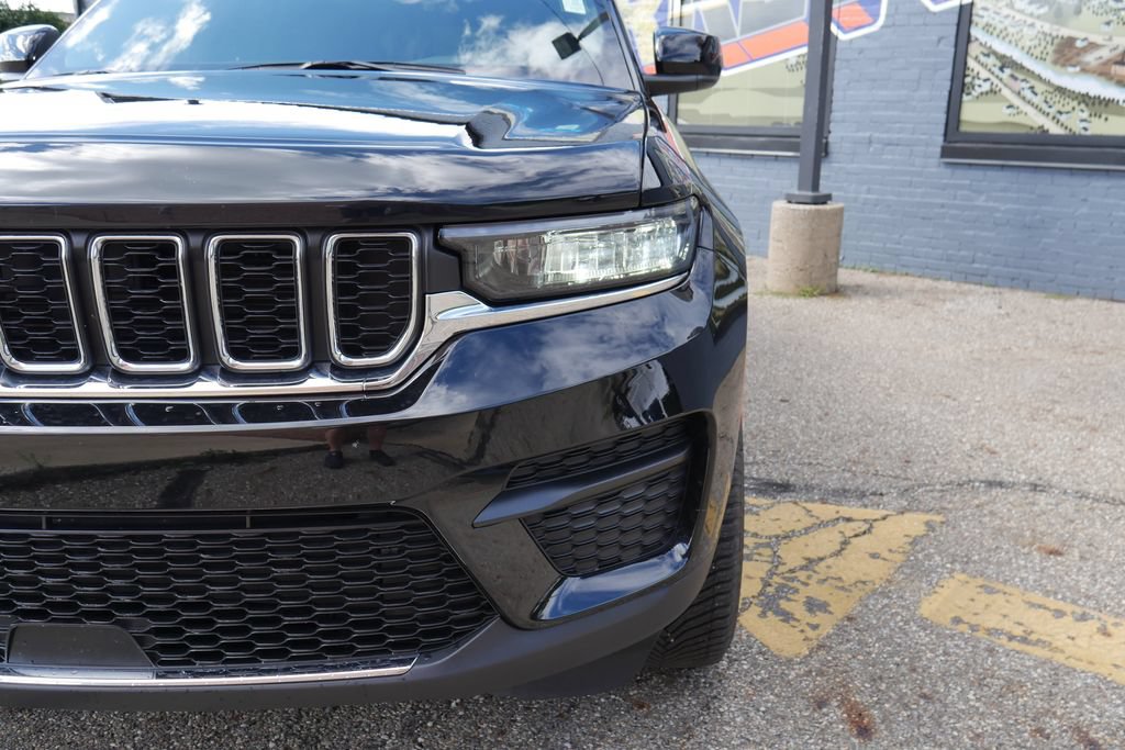 Used 2025 Jeep Grand Cherokee Laredo X w/ Luxury Tech Group I AWD/4WD image 3